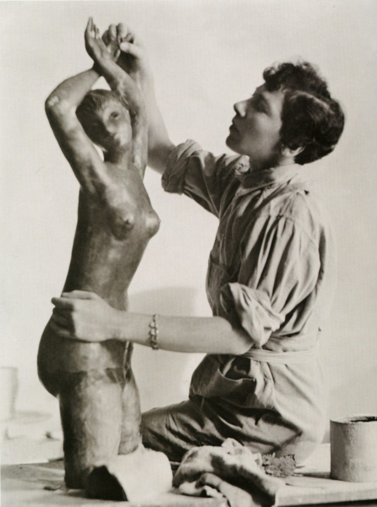 Vally Wieselthier arbeitet an einer ihrer ersten Skulpturen