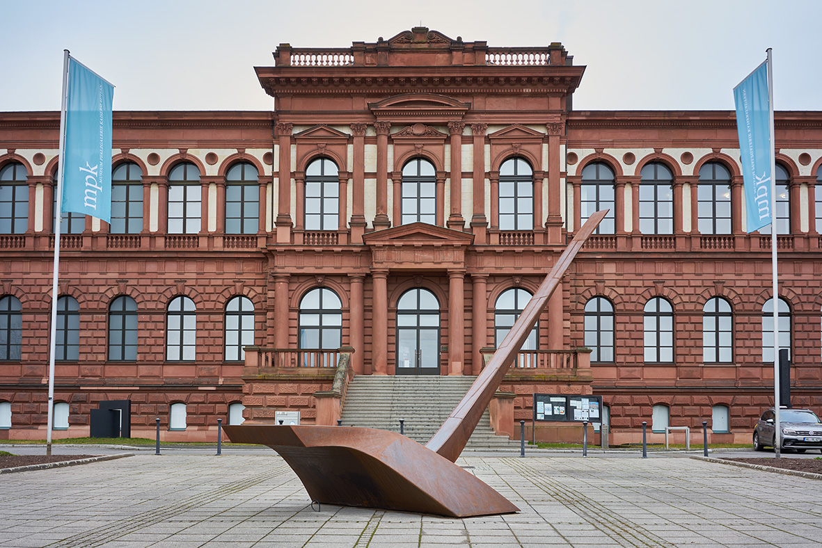 Franz Bernhard, „Aufragende“, 2012, Cortenstahl, 400 x 600 x 230 cm, Foto: Andreas Kusch, mpk © Archiv Franz Bernhard Franz Bernhard, "Aufragende", 2012, Cortenstahl, 400 x 600 x 230 cm, Foto: Andreas Kusch, mpk © Archiv Franz Bernhard
