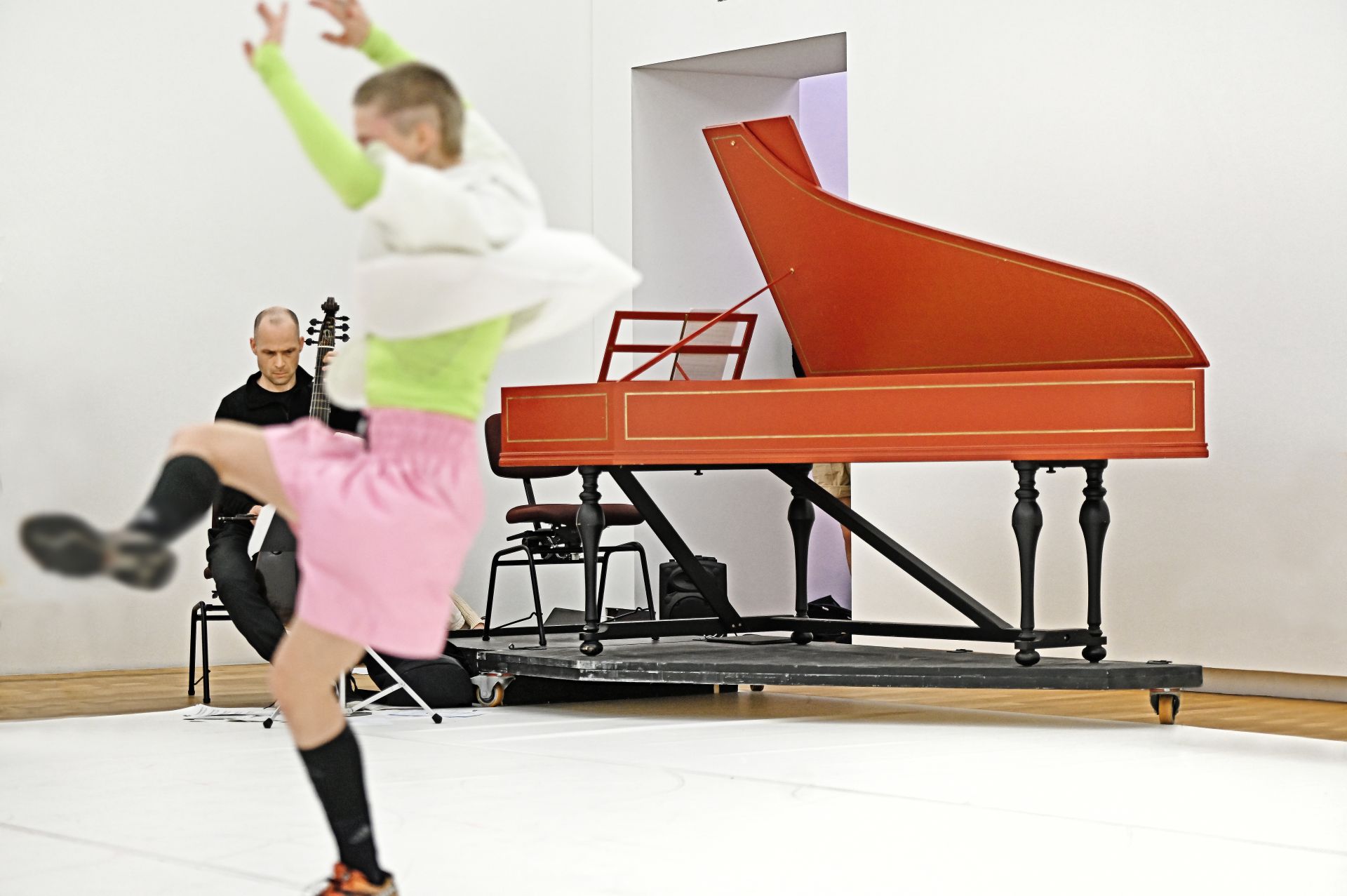 Bunte Tänzer*innen in weißem Ambiente, Proben zu Fuga - noch ohne Kunst, Foto: Pfalztheater