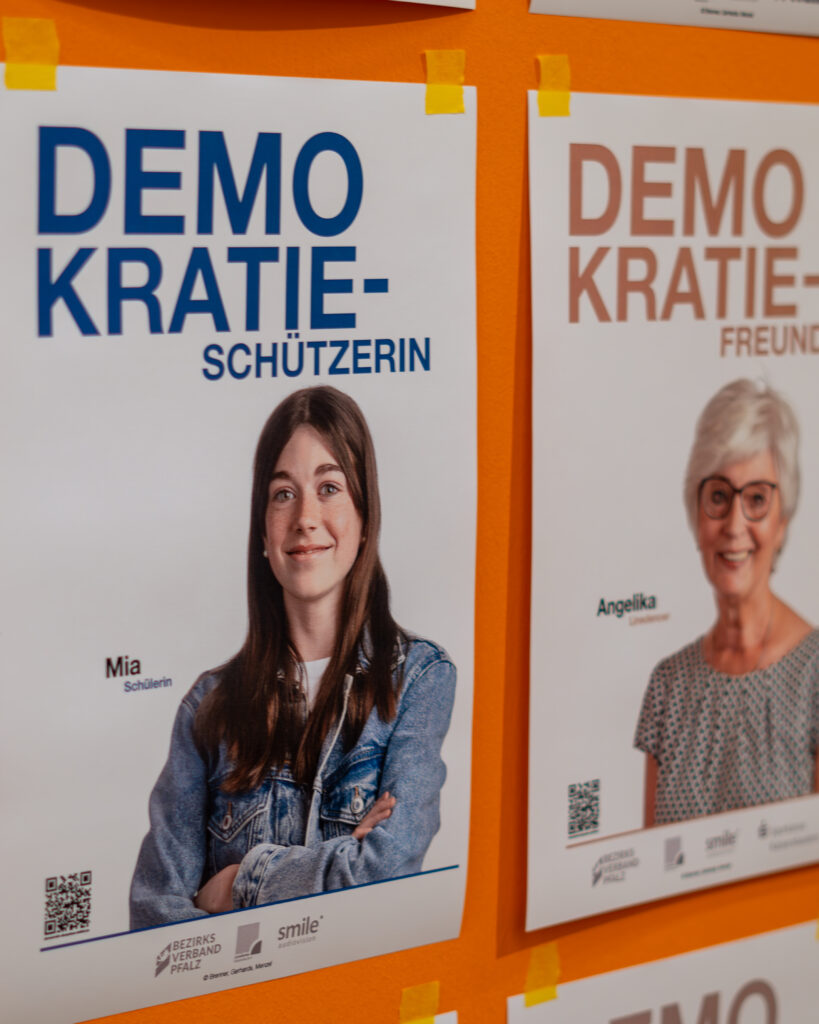 Plakate zweier Frauen mit der Aufschrift "Demokratie Vertreter" im mpk Museum Pfalzgalerie Kaiserslautern