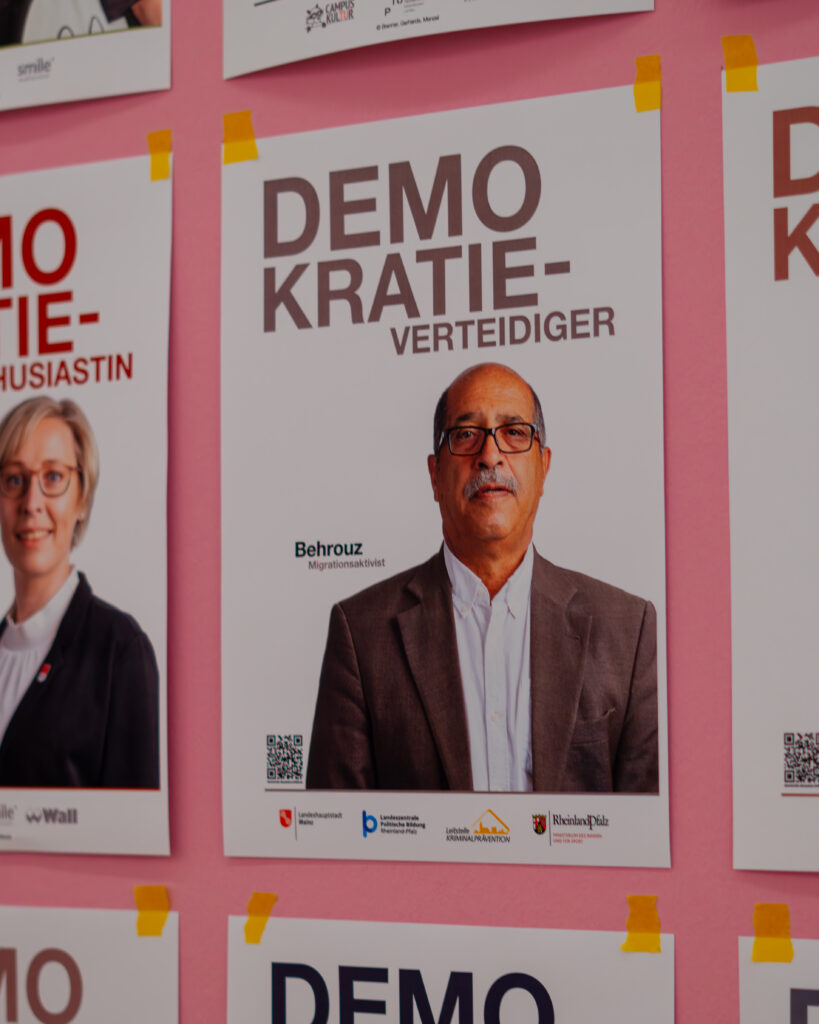 Plakat eines Mannes mit der Aufschrift "Demokratie Vertreter" im mpk Museum Pfalzgalerie Kaiserslautern