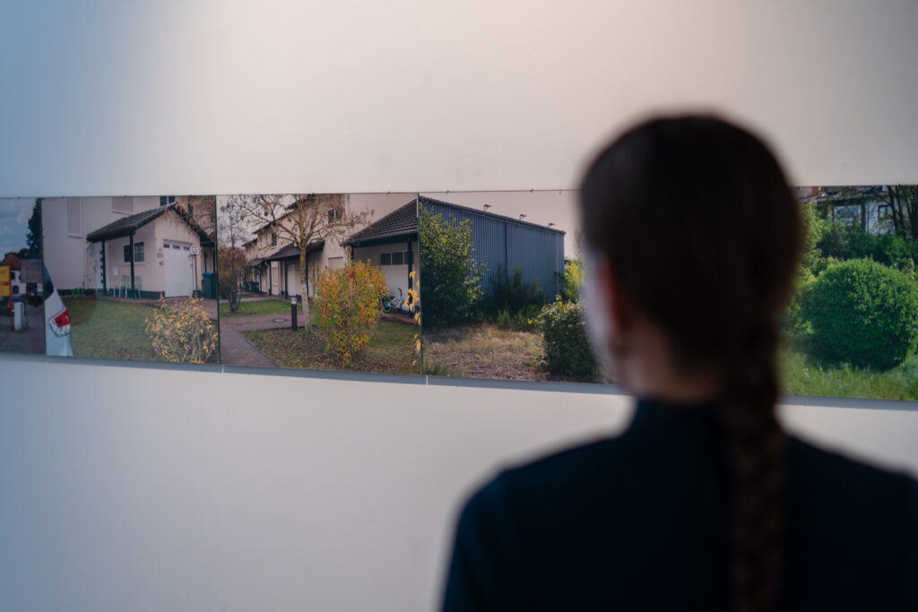 Junge Frau steht in der Austellung Betze K-Town Pfaff im mpk Museum Pfalzgalerie Kaiserslautern