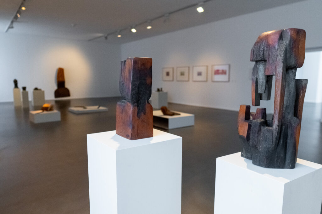 Ausstellungsansicht zur Ausstellung "Franz Bernhard und Maximilian Hutlett – Pfalzpreisträger vor 50 Jahren" im mpk Museum Pfalzgalerie Kaiserslautern.