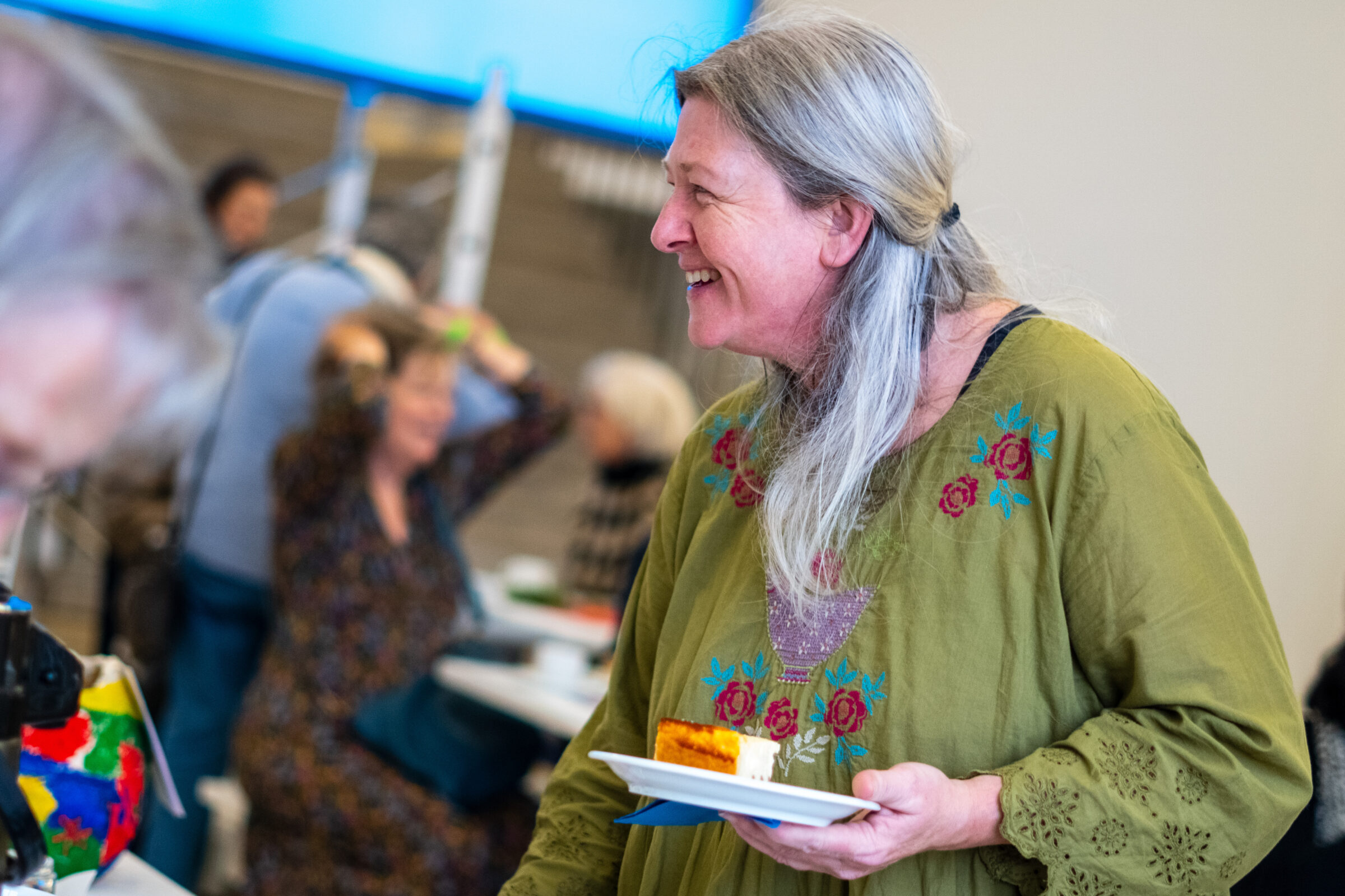 Lachen Frau Kuchen Lachende Frau trägt ein Stückchen Kuchen an ihren Platz im mpk Museum Pfalzgalerie Kaiserslautern