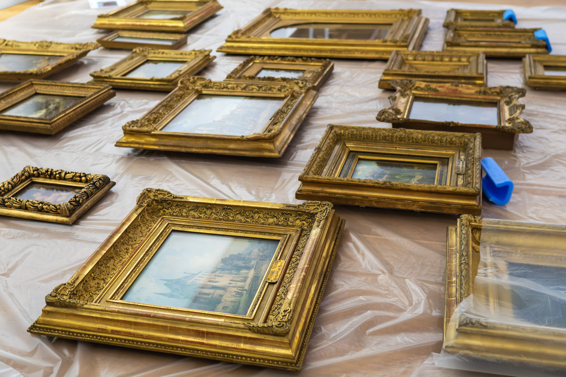 Gemälde liegen angeordnet auf einer Folie auf dem Boden im mpk Museum Pfalzgalerie Kaiserslautern