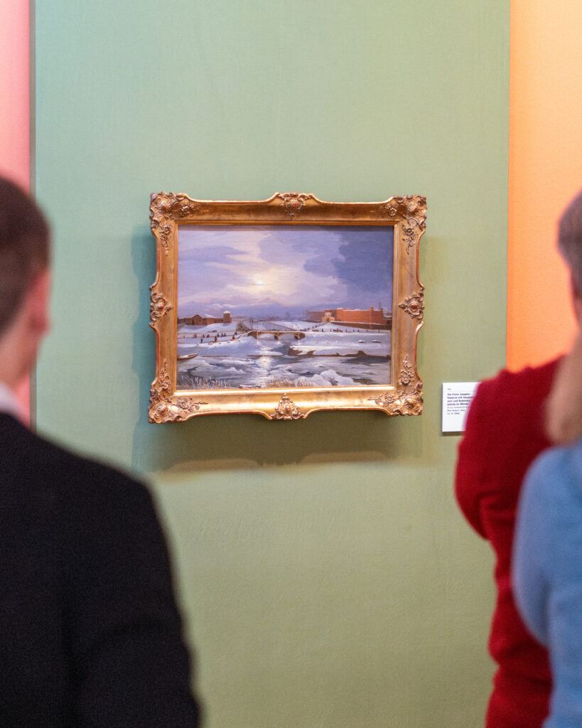 Museumsbesucher betrachten Winterlandschaftsgemälde der Landschaftsmalerei in der Sonderausstellung Tina Blau. Im Freien. im mpk Museum Pfalzgalerie Kaiserslautern