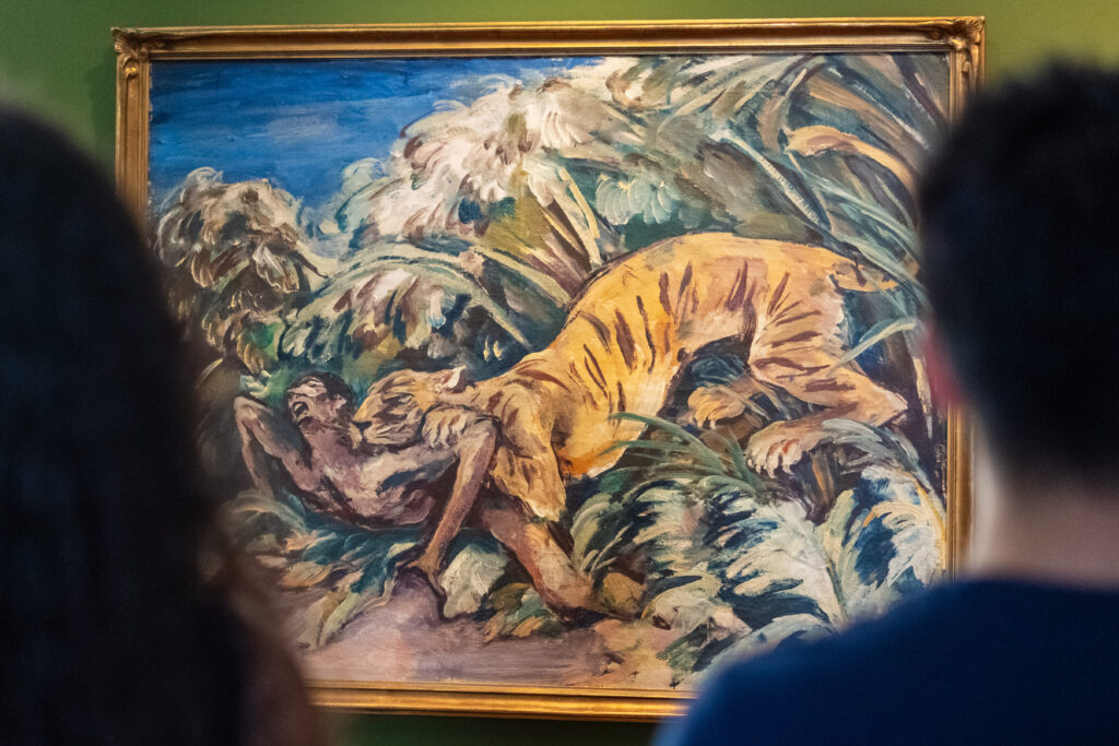 Ausstellungsansicht der "Zeitsprung: Gekauft. Getauscht. Geraubt?" Ausstellung im mpk Museum Pfalzgalerie Kaiserslautern. Gemälde: Karl Hofer – Tiger, auf einen Menschen einfallend, 1913