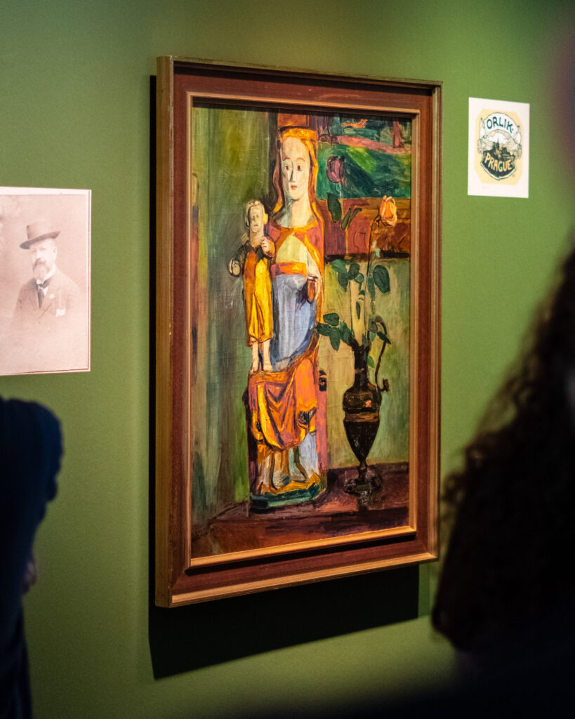 Ausstellungsansicht der "Zeitsprung: Gekauft. Getauscht. Geraubt?" Ausstellung im mpk Museum Pfalzgalerie Kaiserslautern. Gemälde: Hans Purrmann – Mutter Gottes mit Rosenstrauß, um 1922.