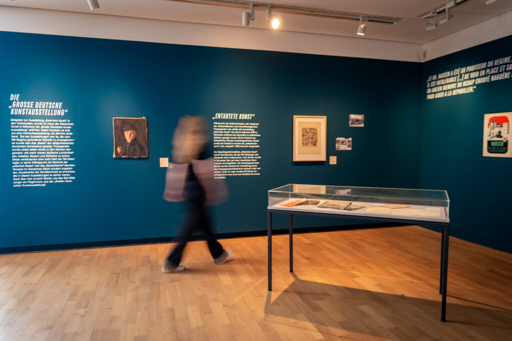 Ausstellungsansicht der "Zeitsprung: Gekauft. Getauscht. Geraubt?" Ausstellung im mpk Museum Pfalzgalerie Kaiserslautern.