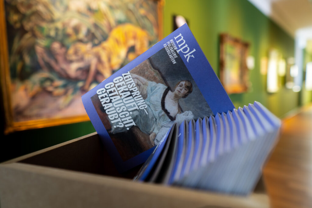 Ausstellungsansicht der "Zeitsprung: Gekauft. Getauscht. Geraubt?" Ausstellung im mpk Museum Pfalzgalerie Kaiserslautern.