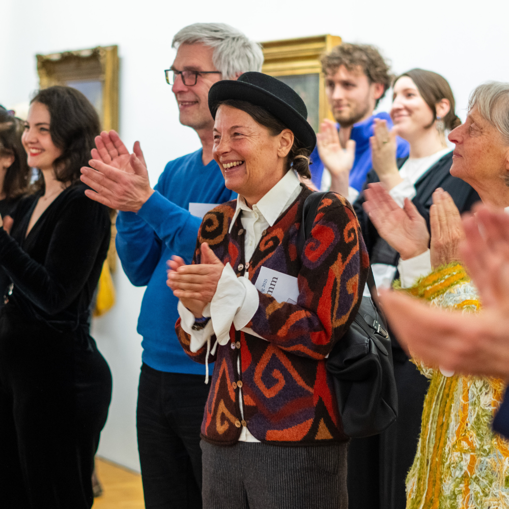 Applaudierende Besucher im Slevogtsaal vor Kunst