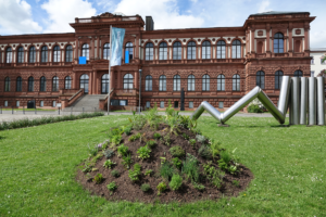 Oberkofler-Gabriella-Erdenkugel_Foto-Margarete-Schneider