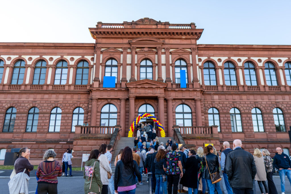 Menschenandrang wartet freudig vorm mpk