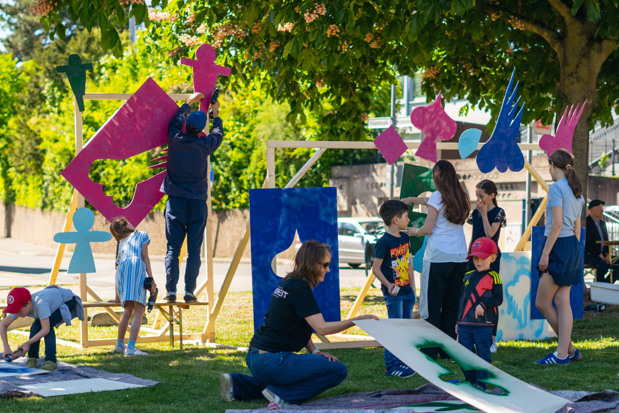 Selbstgestaltes Kunstwerk der Besucvher:innen des Festakt mit glücklichen Kindern auf dem Museumsvorplatz