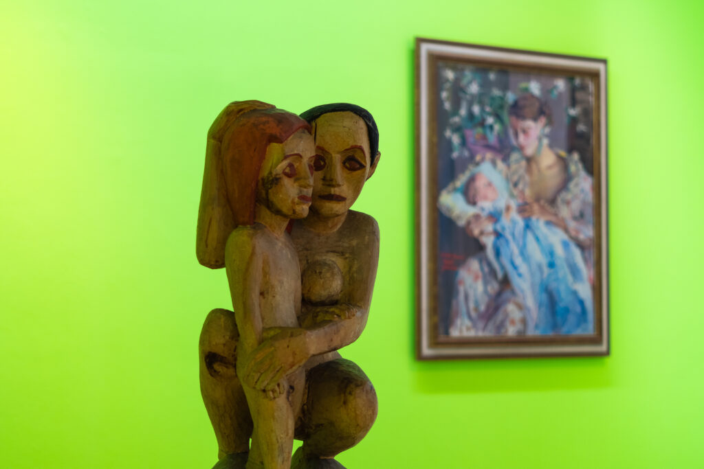 Raumansicht der neuen Dauerausstellung im mpk zeigt "Das kleine Mädchen" Figur vor grünem Hintergrund