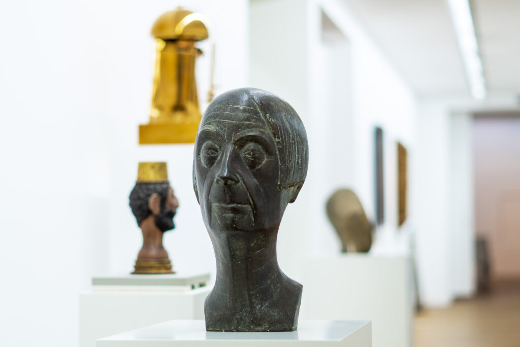 Raumansicht der neuen Dauerausstellung im mpk mit vershciedenen Kunstwerken