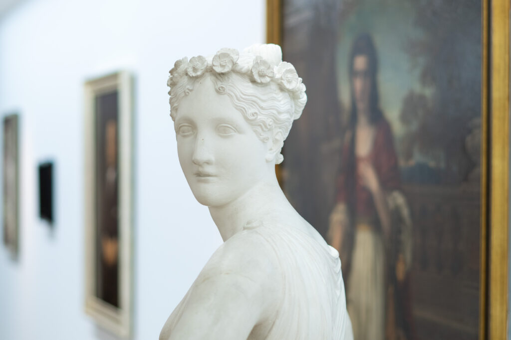 Raumansicht der neuen Dauerausstellung im mpk mit vershciedenen Kunstwerken