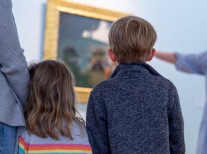 Familie nehmen an einer Familienführung im mpk teil