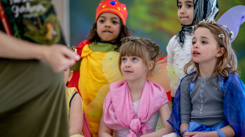 kostümierte Kinder lauschen gespannt einer Erzählerin im mpk