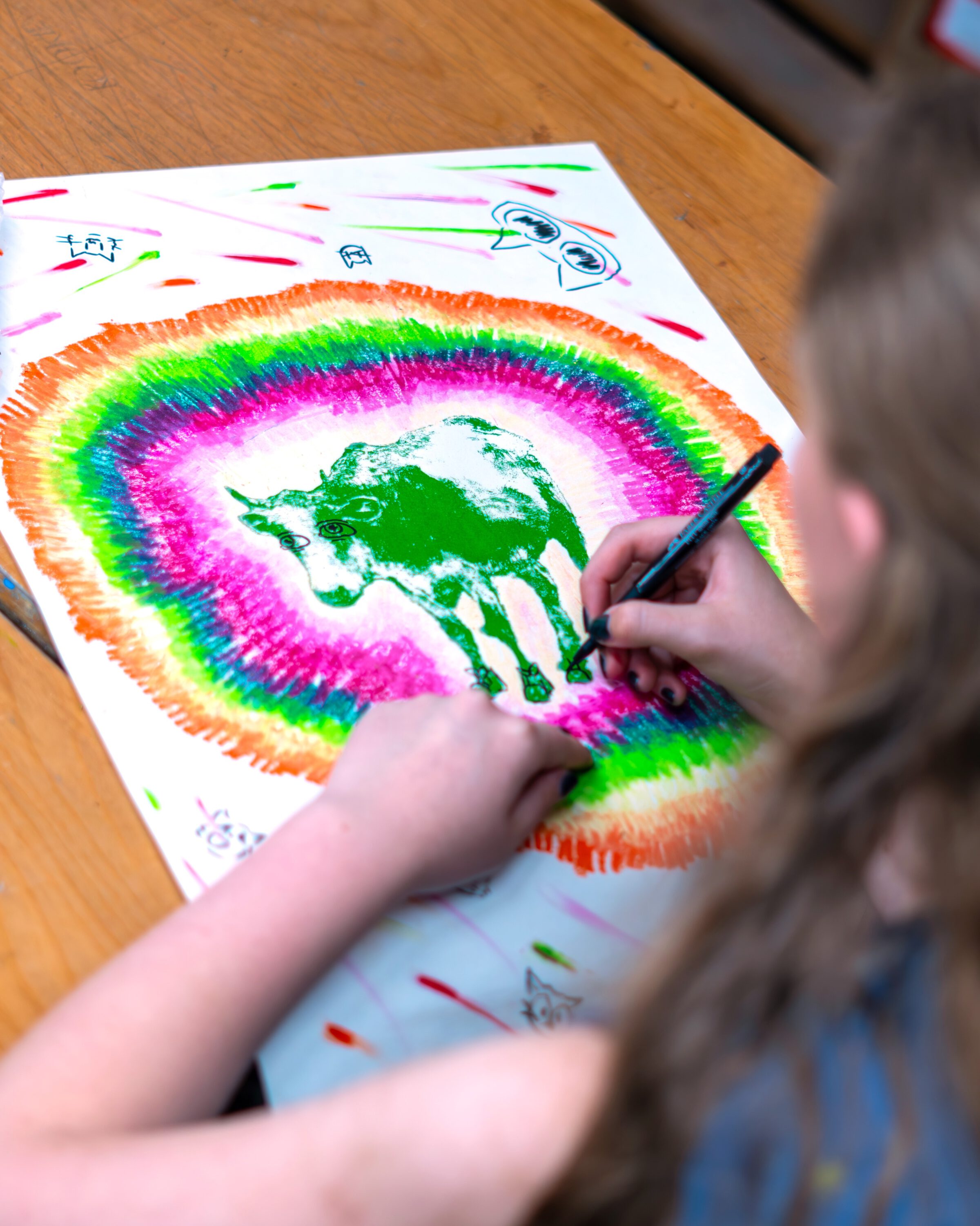 Kinderkunstkurs im mpk Junges Mädchen malt eine Kuh im mpk