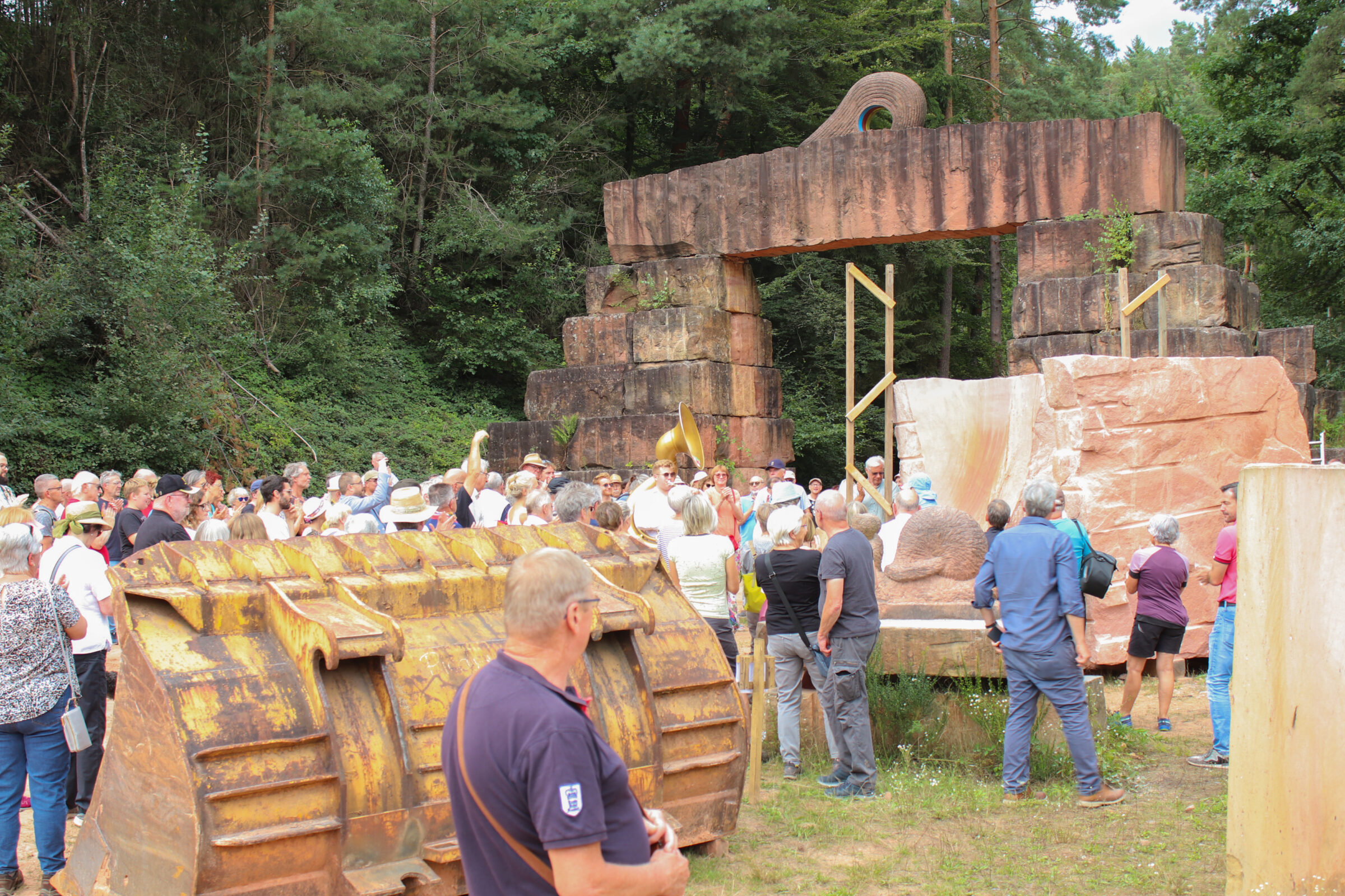 Zahlreiche Besucherinnen und Besucher bescuhen den Steinbruch Piccard um Skulpturen des Bildhauersymposiums in Kooperation mit dem mpk Museum Pfalzgalerie Kaiserslautern zu bestaunen