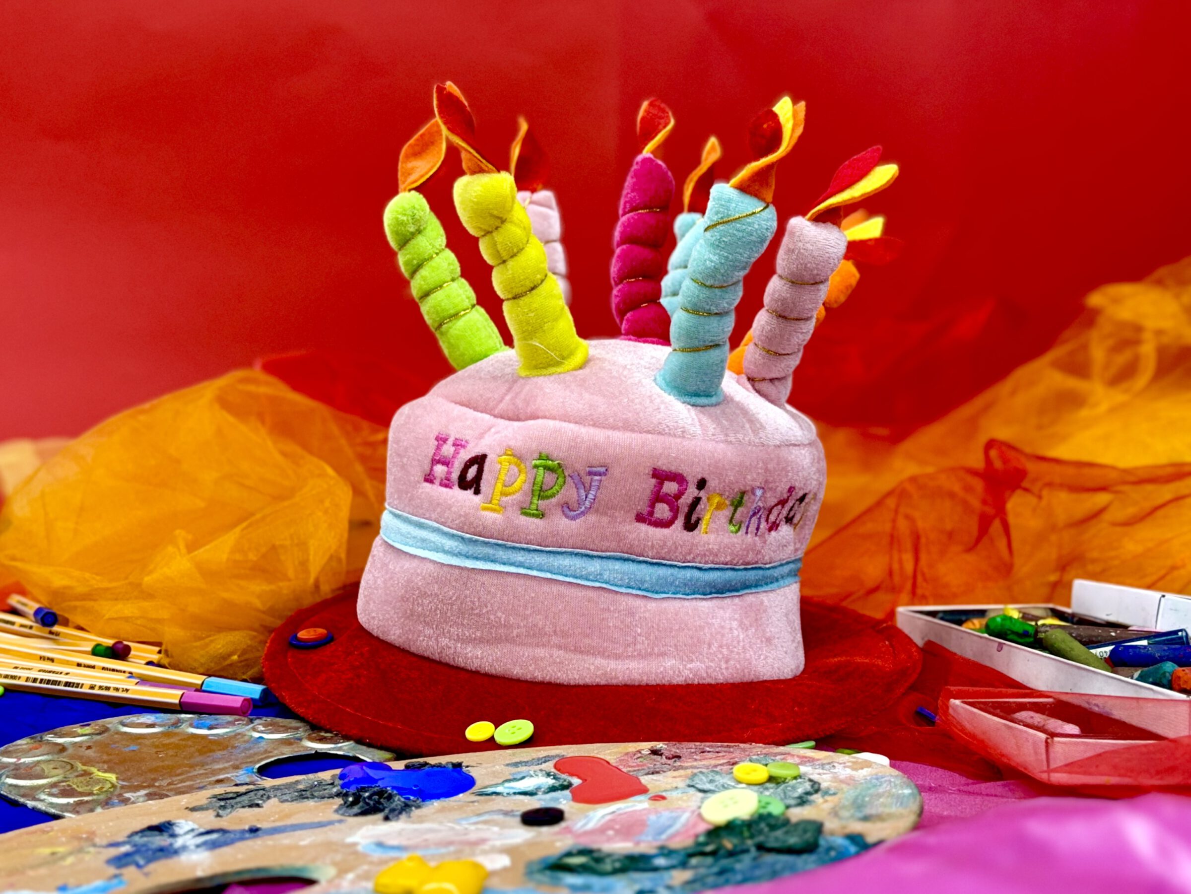 Geburtstag Hut Atelier Bunter Hut mit der Aufschrift "Happy Birthday" im Atelier des mpk Museum Pfalzgalerie Kaiserslautern.
