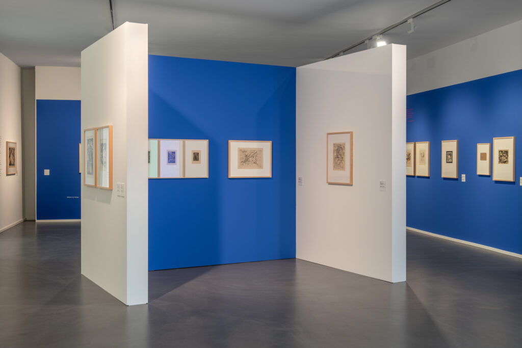 Modern gestalteter Ausstellungsraum mit blauen Wänden und grafischen Arbeiten in „Unerhört Expressiv!“ im mpk Museum Pfalzgalerie Kaiserslautern – ein Ort, an dem Kunstgeschichte lebendig wird.