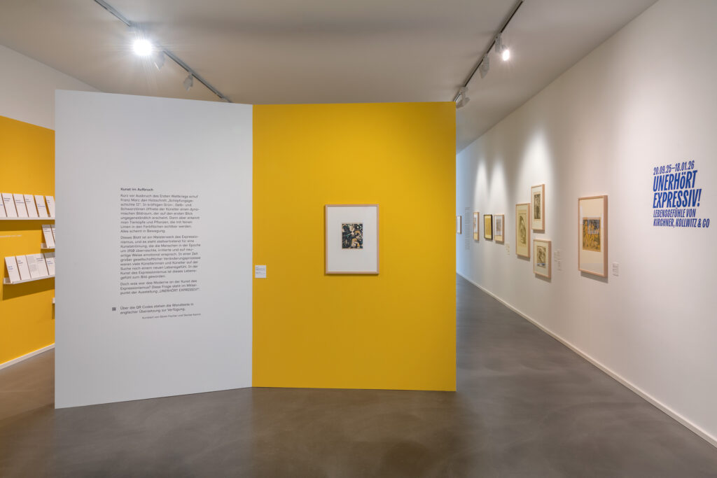 Ein expressionistisches Werk vor gelber Wand in der Ausstellung „Unerhört Expressiv!“ im mpk Museum Pfalzgalerie Kaiserslautern – ein faszinierender Einblick in die emotionale Kraft moderner Kunst.