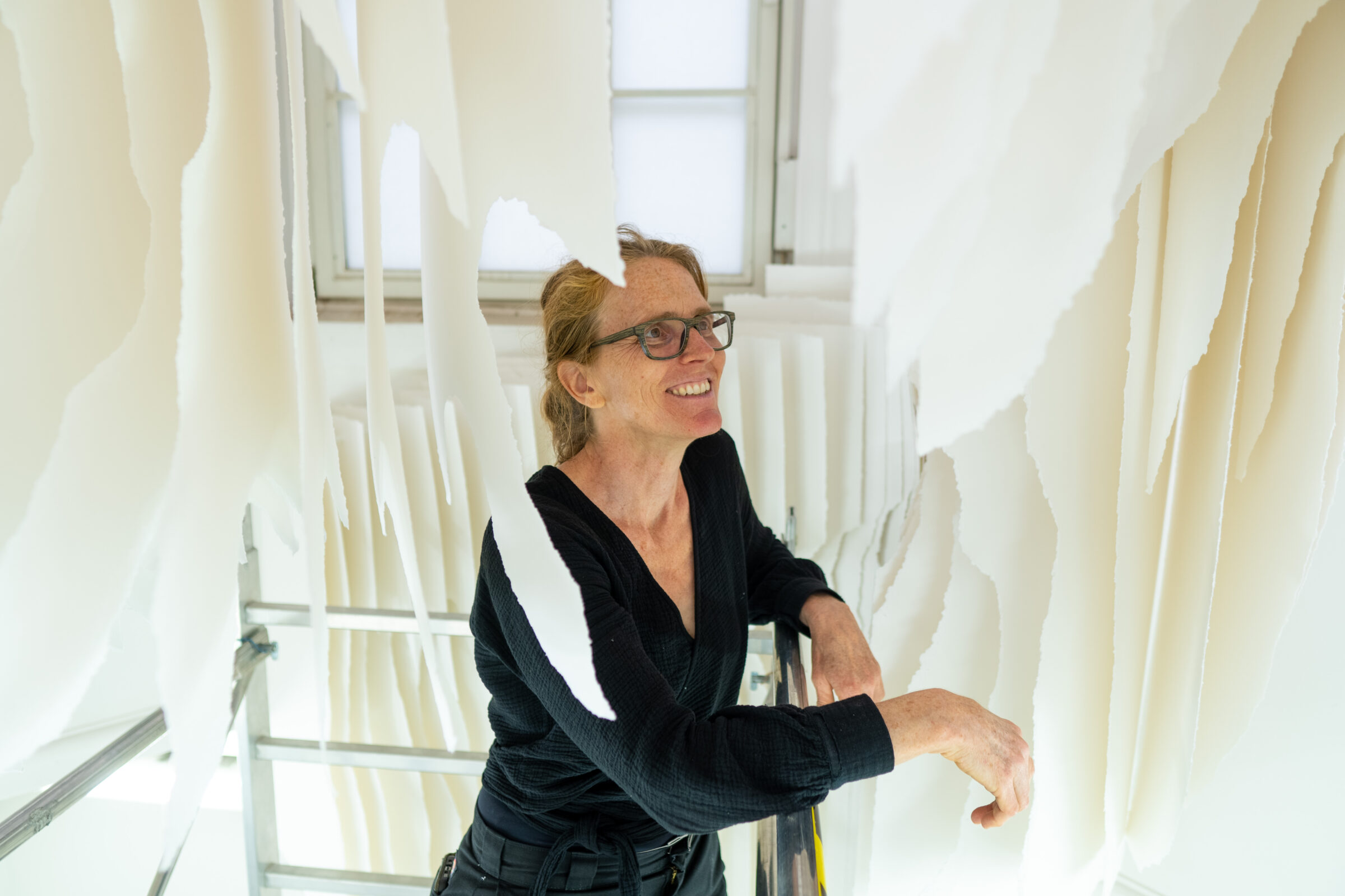 Die Künstlerin Angelika Glajcar beim Aufbau ihrer eindrucksvollen Papierinstallation im mpk Museum Pfalzgalerie Kaiserslautern – ein faszinierender Einblick in die Entstehung zeitgenössischer Kunst und ein Highlight für Kunst- und Kulturliebhaber:innen in der Pfalz.