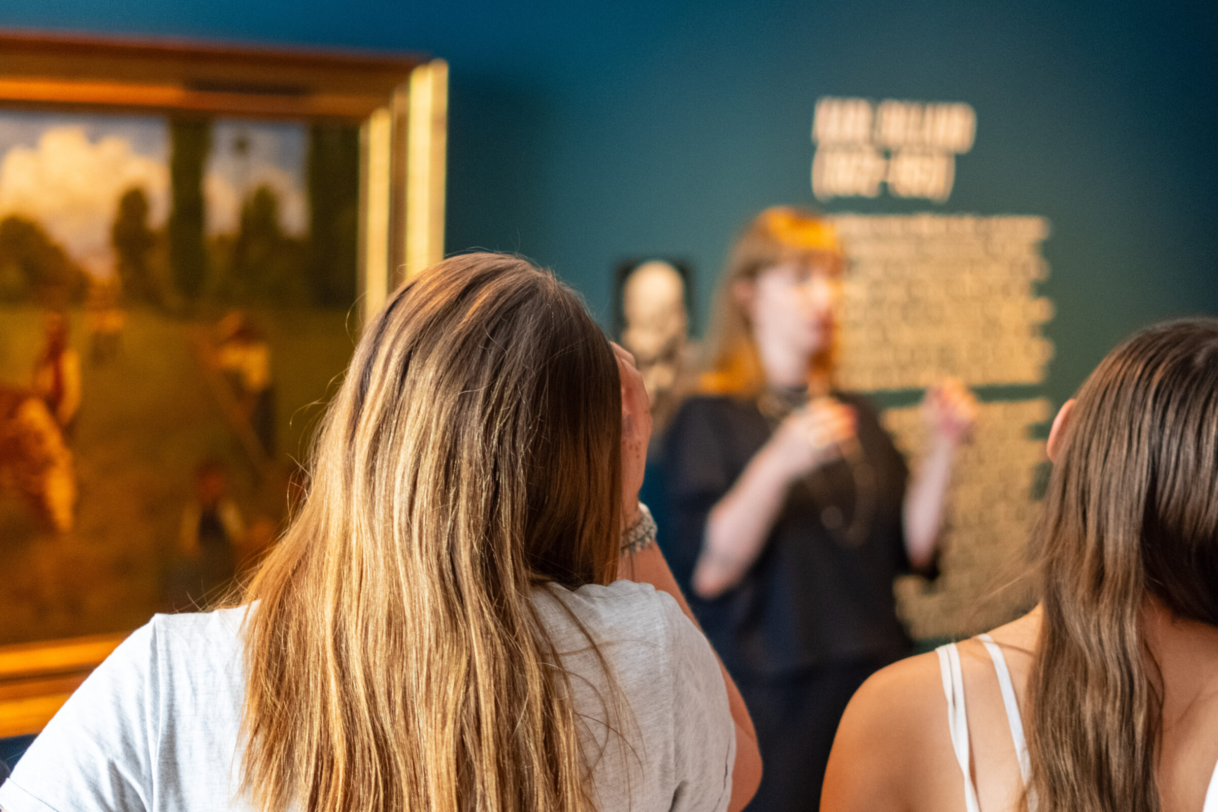 Kuratorin und Provenienzforscherin Laura Vollmers während ihrer Kuratorinnenführung durch die Ausstellung „Zeitsprung – Gekauft. Getauscht. Geraubt?“ im mpk Museum Pfalzgalerie Kaiserslautern – ein spannender Einblick in die Erforschung von Kunstgeschichte und Provenienz, der Besucher:innen zum Nachdenken anregt.