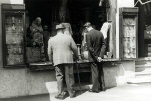 Hans Purrmann und Sohn Robert vor einem Antiquariat, Fotografie, Lugano 1950er Jahre, © Hans Purrmann Archiv