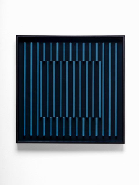Klaus Staudt, Etwas liegt in der Mitte zwischen, 2021, Holz, Acrylfarbe, Plexiglas, mpk, Skulpturensammlung, Inv.-Nr. O 25/69, VG Bild-Kunst Bonn 2026