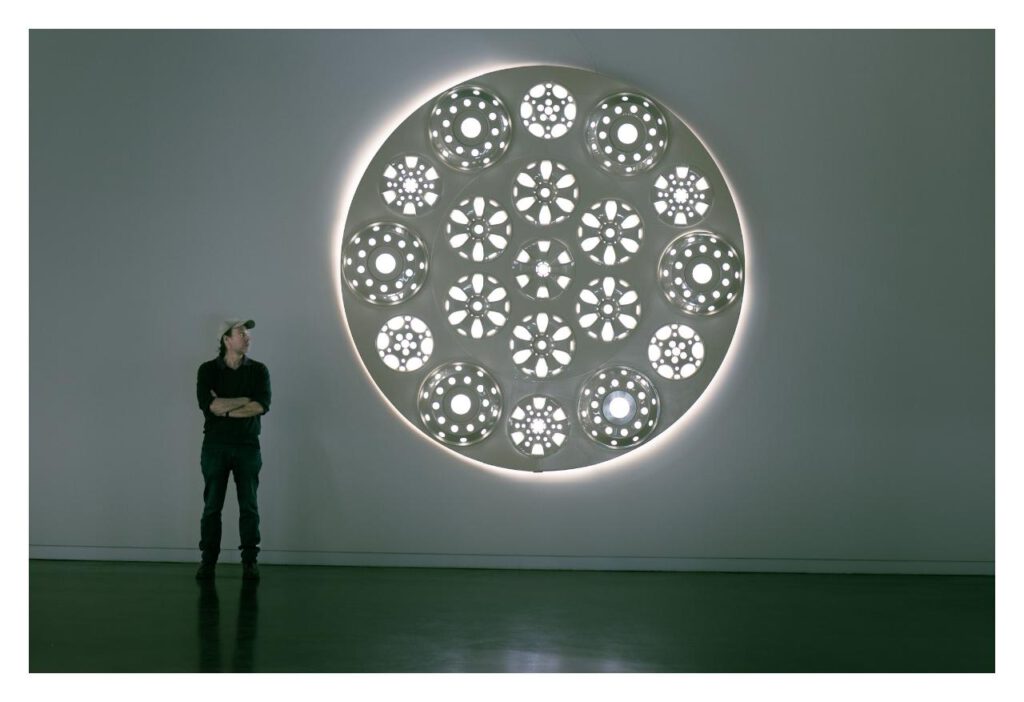 Michael Volkmer neben seinem Werk Rosette, 2025, Foto: Juergen Arne Klein, Berlin, © Michael Volkmer