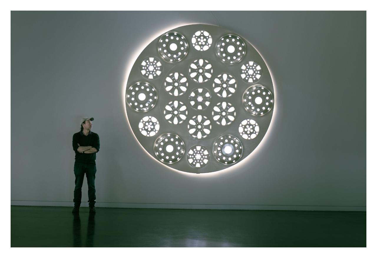 Michael Volkmer neben seinem Werk Rosette, 2025, Foto: Juergen Arne Klein, Berlin, © Michael Volkmer