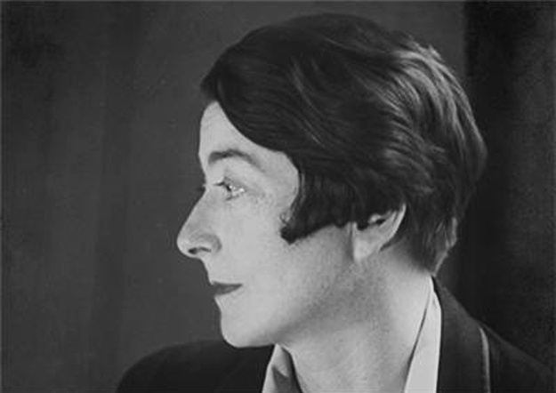 / Eileen Gray, 1927, Foto: Berenice Abbott, © National Museum of Ireland, Eileen Gray Collection