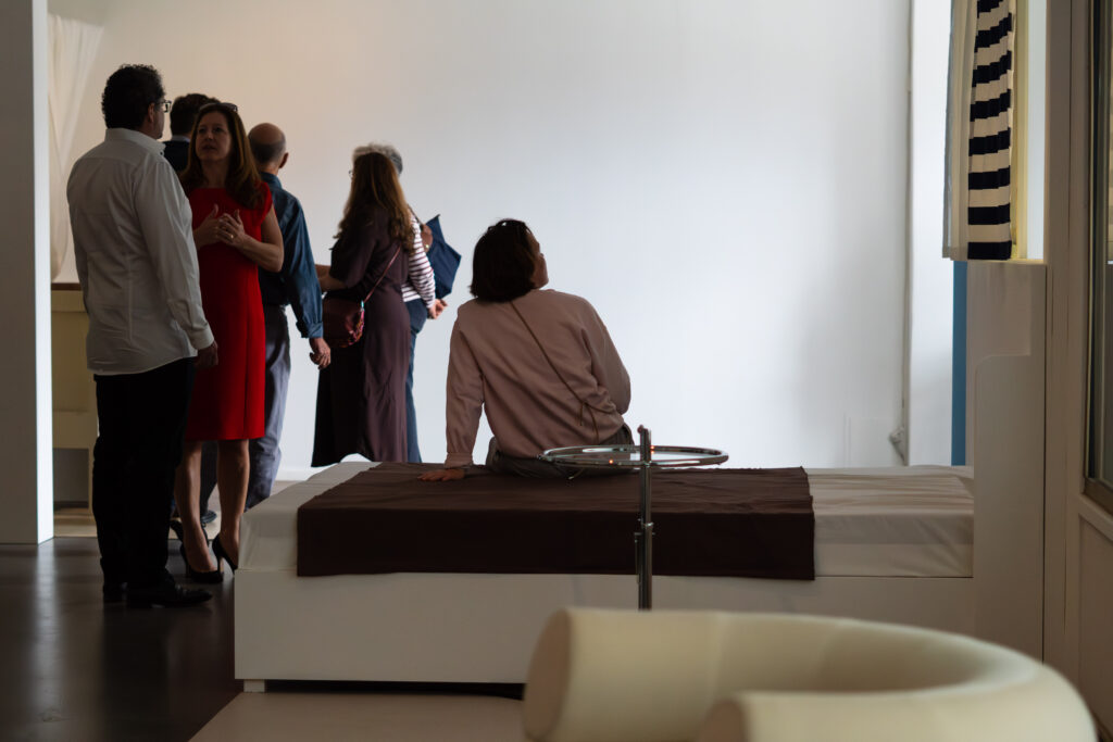 mpk Museum Pfalzgalerie Kaiserslautern Ausstellung Eileen Gray Golden Girls No 3 Besuchergruppe betrachtet Designmöbel Installation Bett modernes Wohndesign Architektur Innenraum Ausstellungseröffnung