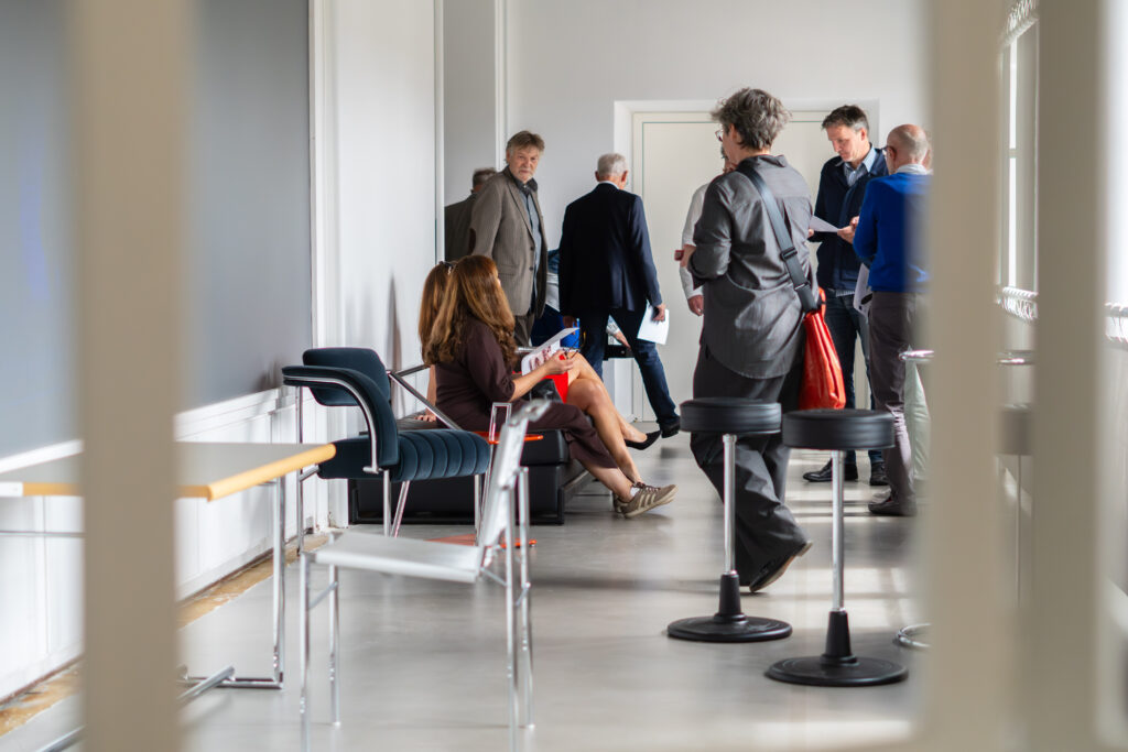 mpk Museum Pfalzgalerie Kaiserslautern Ausstellung Eileen Gray Golden Girls No 3 Besucher im Ausstellungsraum mit Designstühlen und modernen Möbeln Architektur Designklassiker Innenraum Museum Rheinland-Pfalz
