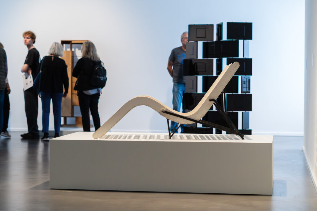 mpk Museum Pfalzgalerie Kaiserslautern Ausstellung Eileen Gray Golden Girls No 3 ikonische Chaise Longue Designklassiker modernes Möbeldesign Architektur Ausstellung Besucher im Hintergrund