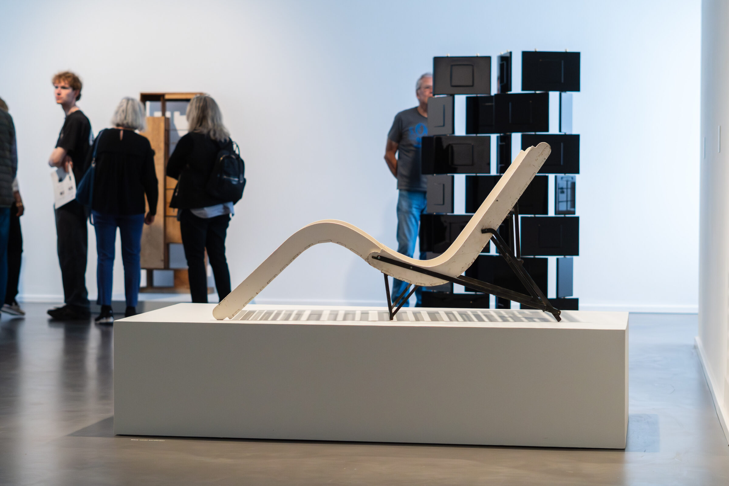 mpk Museum Pfalzgalerie Kaiserslautern Ausstellung Eileen Gray Golden Girls No 3 ikonische Chaise Longue Designklassiker modernes Möbeldesign Architektur Ausstellung Besucher im Hintergrund