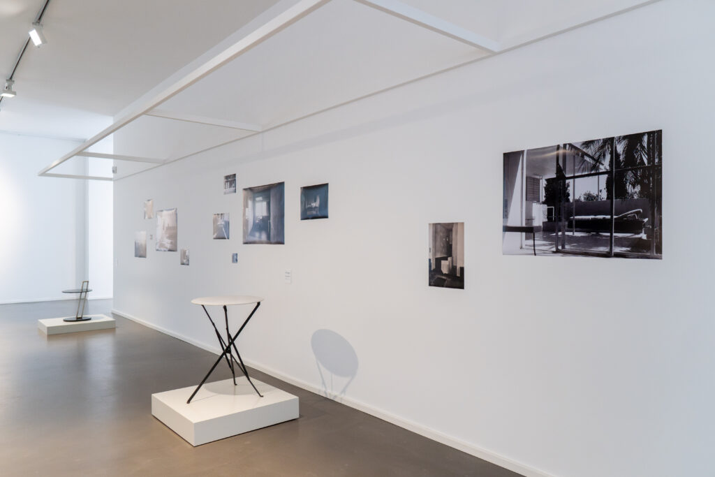Fotografien moderner Innenräume und filigrane Tischobjekte in der Ausstellung „Golden Girls No. 3: Eileen Gray“ im mpk Museum Pfalzgalerie Kaiserslautern als inspirierende Präsentation internationaler Designgeschichte.