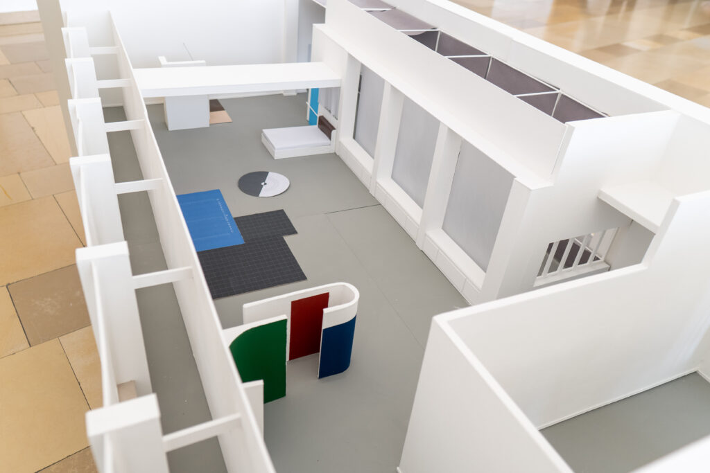 Detailaufnahme eines Architekturmodells in der Ausstellung „Golden Girls No. 3: Eileen Gray“ im mpk Museum Pfalzgalerie Kaiserslautern mit geometrischen Formen und offenen Raumstrukturen für Besucherinnen und Besucher des Kulturtourismus.