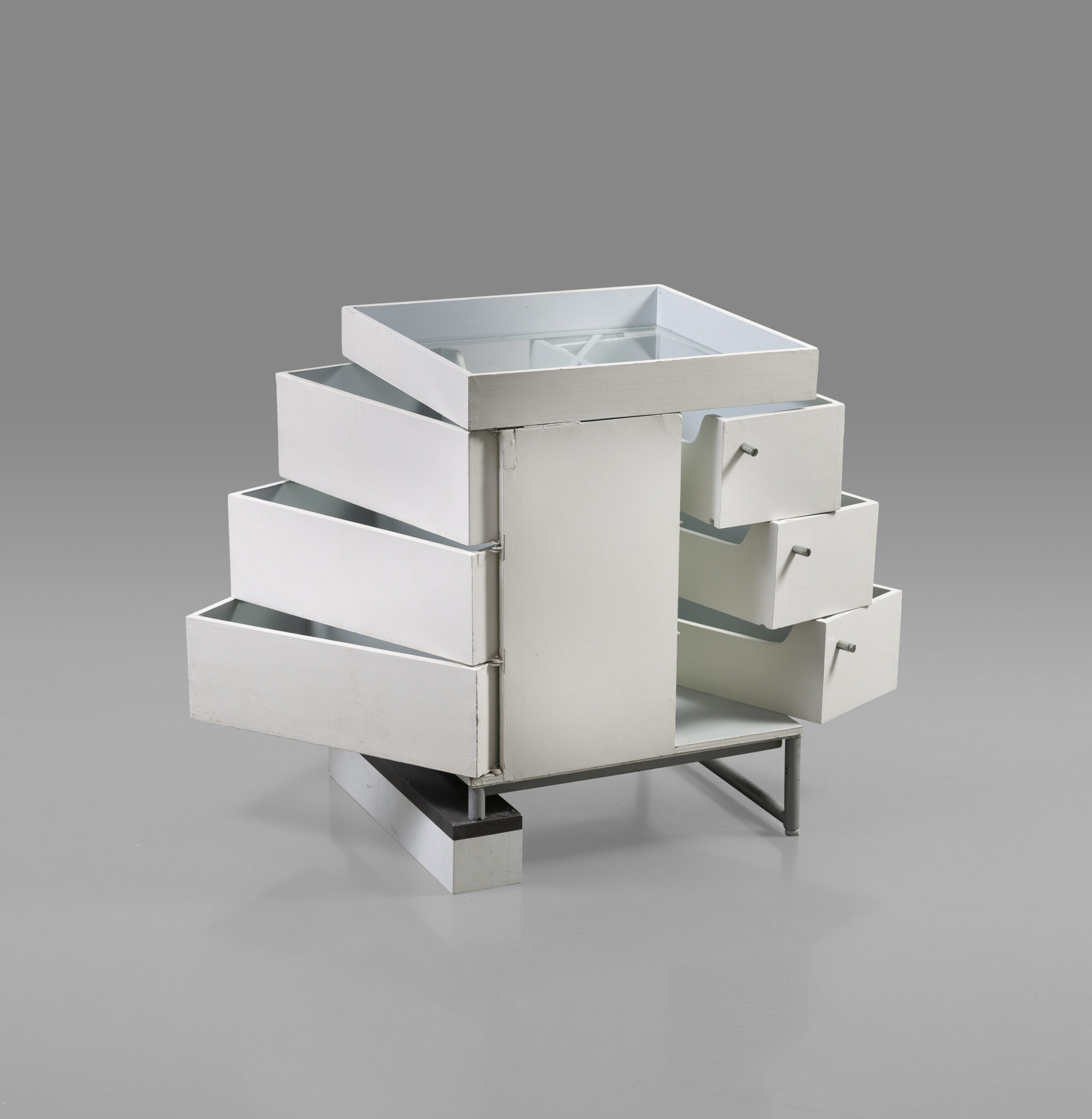 GRAY – 4 Meuble à caissons HD Eileen Gray, Schrank mit schwenkbaren Schubladen, 1934/35, 70.5 cm x 51.5 cm x 51.5 cm, courtesy Galerie Jacques De Vos, Paris, Foto und © Studio Baraja SLB