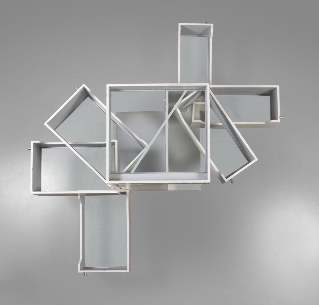 Eileen Gray, Schrank mit schwenkbaren Schubladen, 1934/35, 70.5 cm x 51.5 cm x 51.5 cm, courtesy Galerie Jacques De Vos, Paris, Foto und © Studio Baraja SLB
