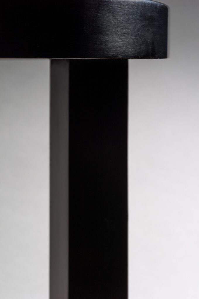 ohne Titel (Beistelltisch) | 1926/27 | Stahl, schwarz lackiert; Acrylglas | © Vitra Design Museum, Weil am Rhein, Inv. MST-1024