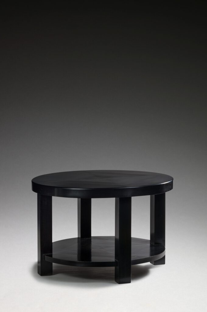 ohne Titel (Beistelltisch) | 1926/27 | Stahl, schwarz lackiert; Acrylglas | © Vitra Design Museum, Weil am Rhein, Inv. MST-1024