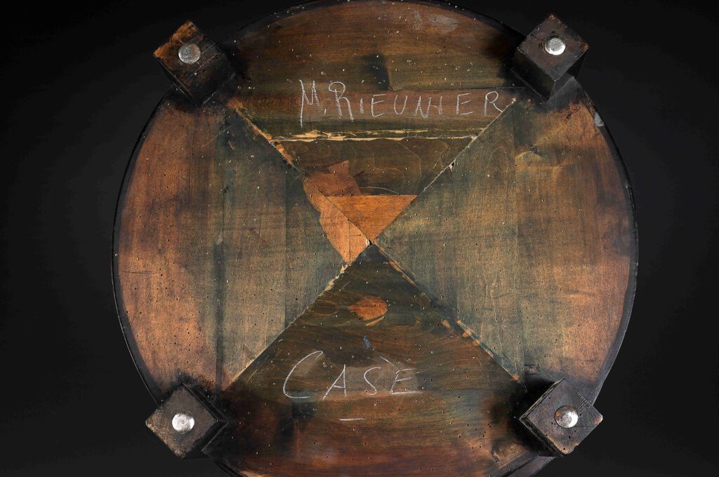 ohne Titel (Beistelltisch) | 1926/27 | Stahl, schwarz lackiert; Acrylglas | © Vitra Design Museum, Weil am Rhein, Inv. MST-1024
