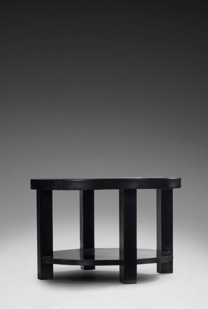 ohne Titel (Beistelltisch) | 1926/27 | Stahl, schwarz lackiert; Acrylglas | © Vitra Design Museum, Weil am Rhein, Inv. MST-1024
