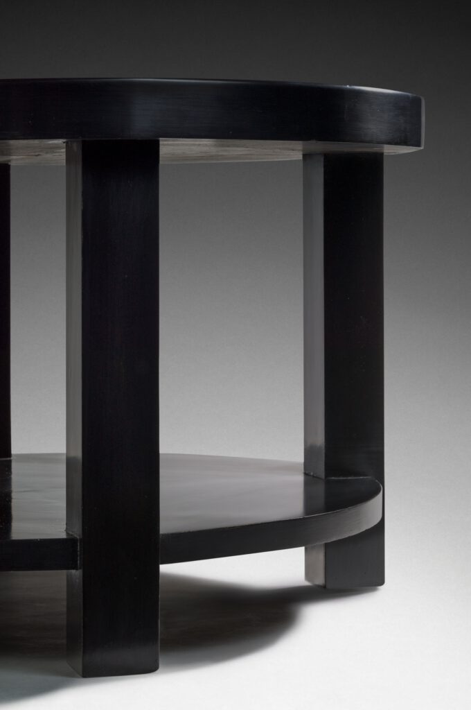 ohne Titel (Beistelltisch) | 1926/27 | Stahl, schwarz lackiert; Acrylglas | © Vitra Design Museum, Weil am Rhein, Inv. MST-1024