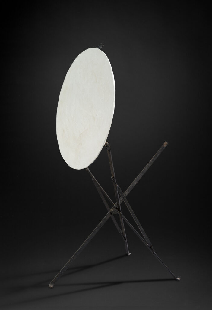 ohne Titel (Klapptisch) | ca. 1929 | Eisen, weiß und schwarz lackiert | © Collection Alexandre De Vos, Paris