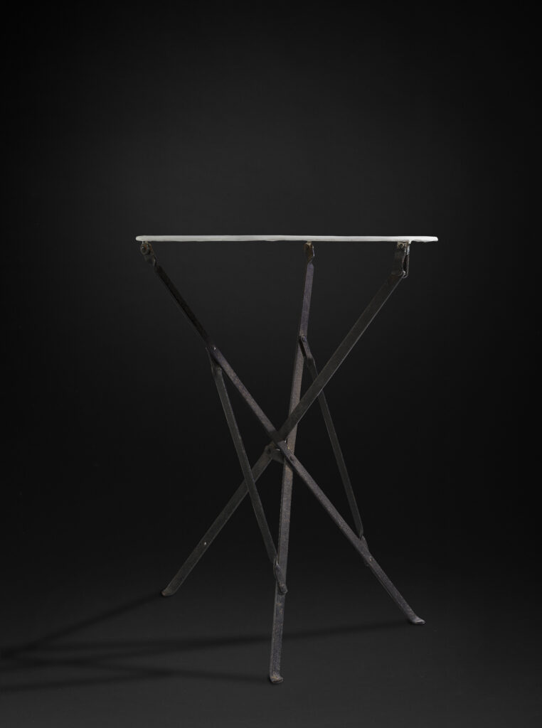 ohne Titel (Klapptisch) | ca. 1929 | Eisen, weiß und schwarz lackiert | © Collection Alexandre De Vos, Paris
